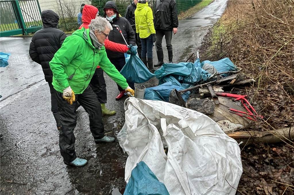 Linksfraktion fordert Konzept für Hochwasserschutz Helfer transportieren Müll aus dem Naturschutzgebiet in den Rieselfeldern in Werne.