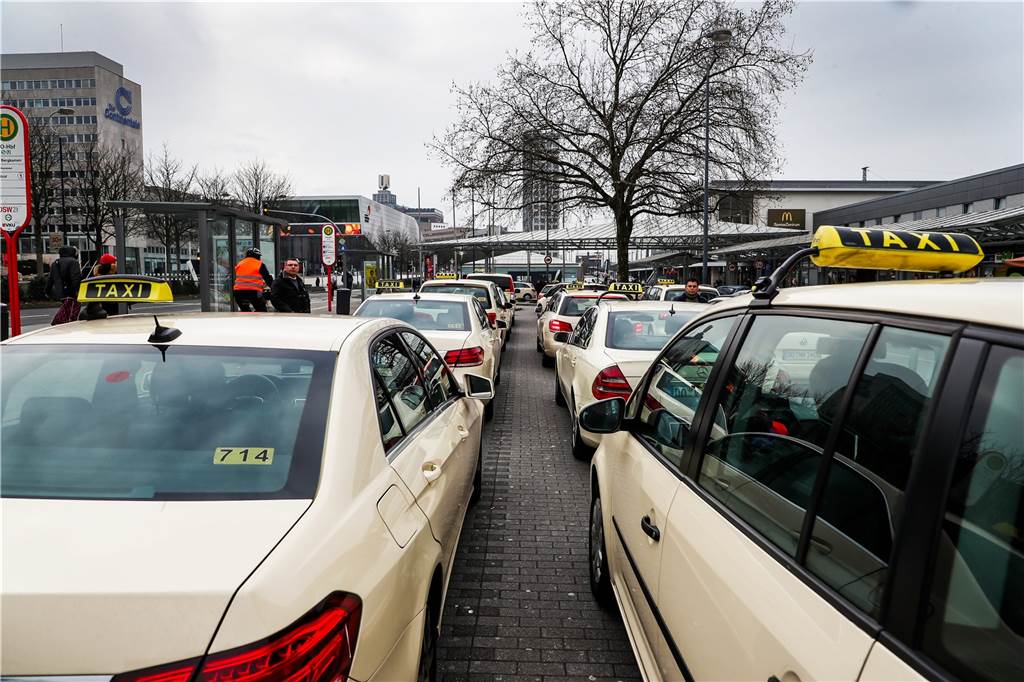 Taxifahren in Dortmund soll deutlich teurer werden: „Wir müssen das tun“ Mehr als 580 Taxis gibt es in Dortmund. Die Unternehmen leiden unter drastisch gestiegenen Kosten.