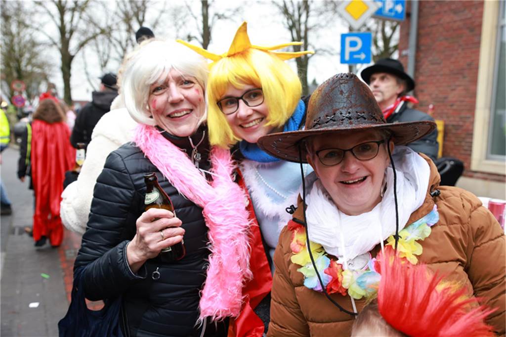 Mehr als 60 Wagen und Fußgruppen zogen durch Stadtlohn.