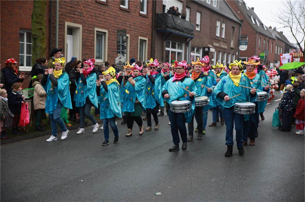 Mehr als 60 Wagen und Fußgruppen zogen durch Stadtlohn.