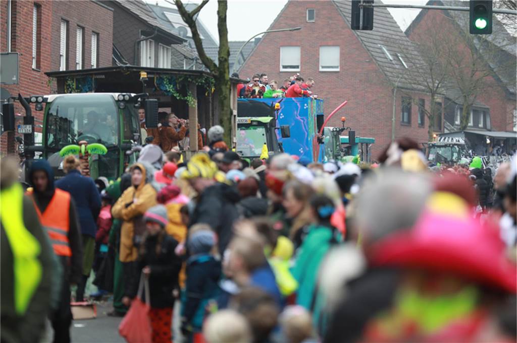 Mehr als 60 Wagen und Fußgruppen zogen durch Stadtlohn.