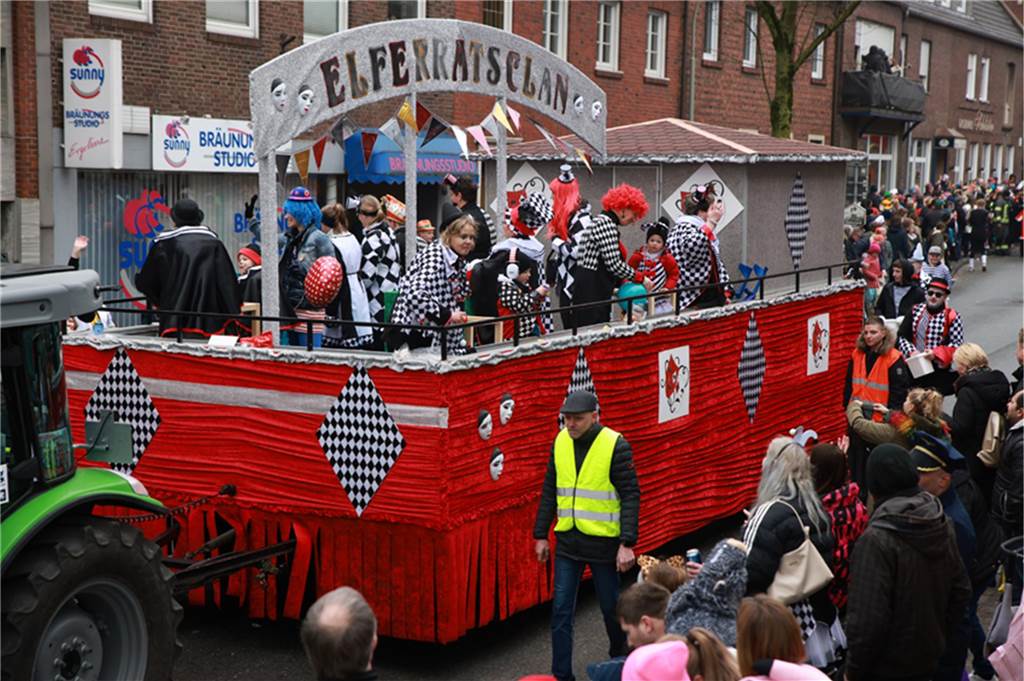 Mehr als 60 Wagen und Fußgruppen zogen durch Stadtlohn.