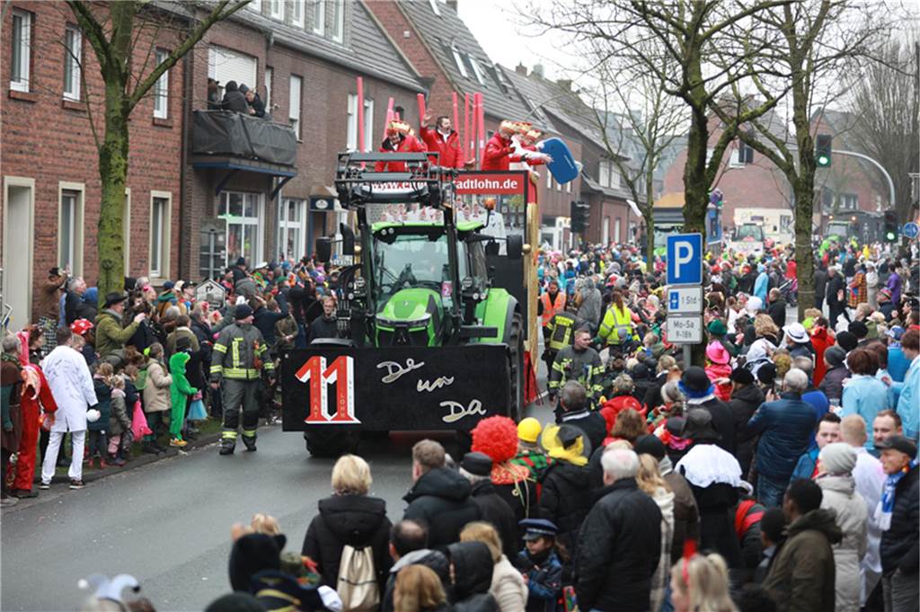 Mehr als 60 Wagen und Fußgruppen zogen durch Stadtlohn.