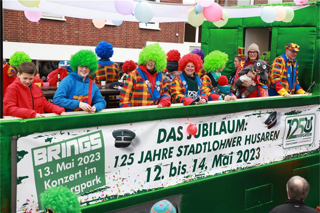 Mehr als 60 Wagen und Fußgruppen zogen durch Stadtlohn.