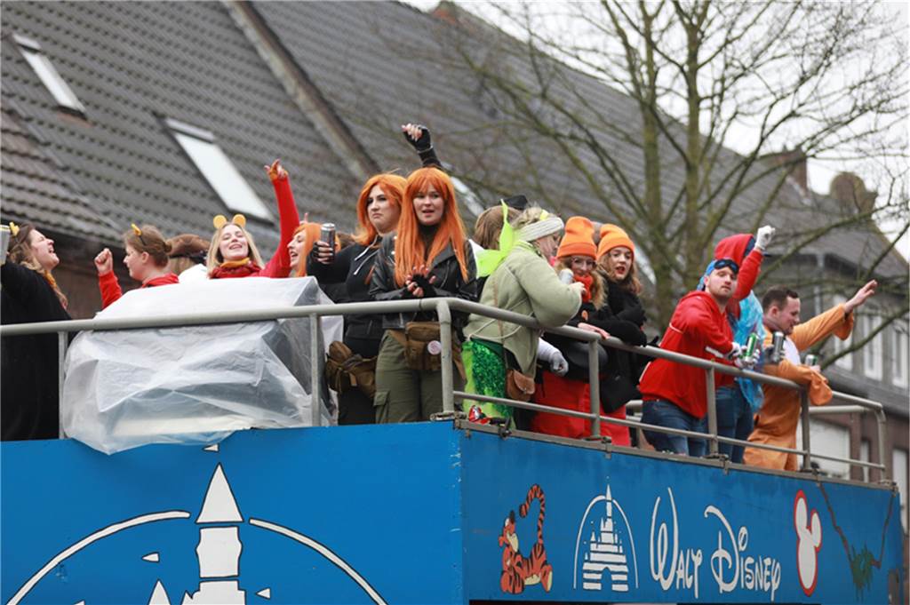 Mehr als 60 Wagen und Fußgruppen zogen durch Stadtlohn.