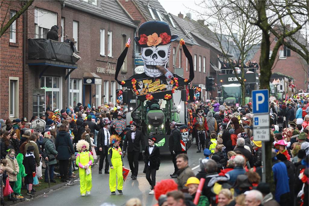 Mehr als 60 Wagen und Fußgruppen zogen durch Stadtlohn.