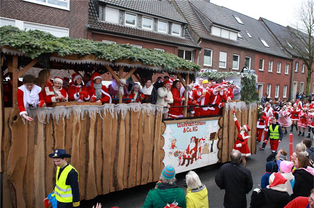 Mehr als 60 Wagen und Fußgruppen zogen durch Stadtlohn.