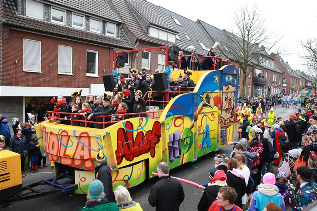Mehr als 60 Wagen und Fußgruppen zogen durch Stadtlohn.