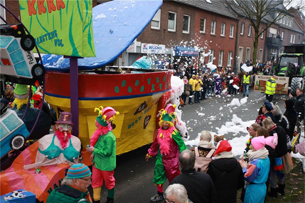Mehr als 60 Wagen und Fußgruppen zogen durch Stadtlohn.