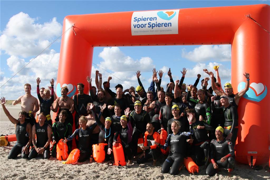Dortmunder Anwalt schwimmt vom Festland durch die hohen Seewellen bis nach Texel Mehr als 60.000 Euro sammelten die Schwimmer für den guten Zweck