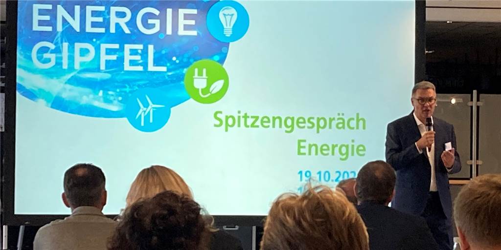 OB Westphals „Energie-Gipfel“ zeigt Dramatik der Lage - aber Ergebnisse gibt es keine Mehr als 70 Vertreter verschiedener Dortmunder Institutionen begrüßte Oberbürgermeister Thomas Westphal zum ersten "Energie-Gipfel".