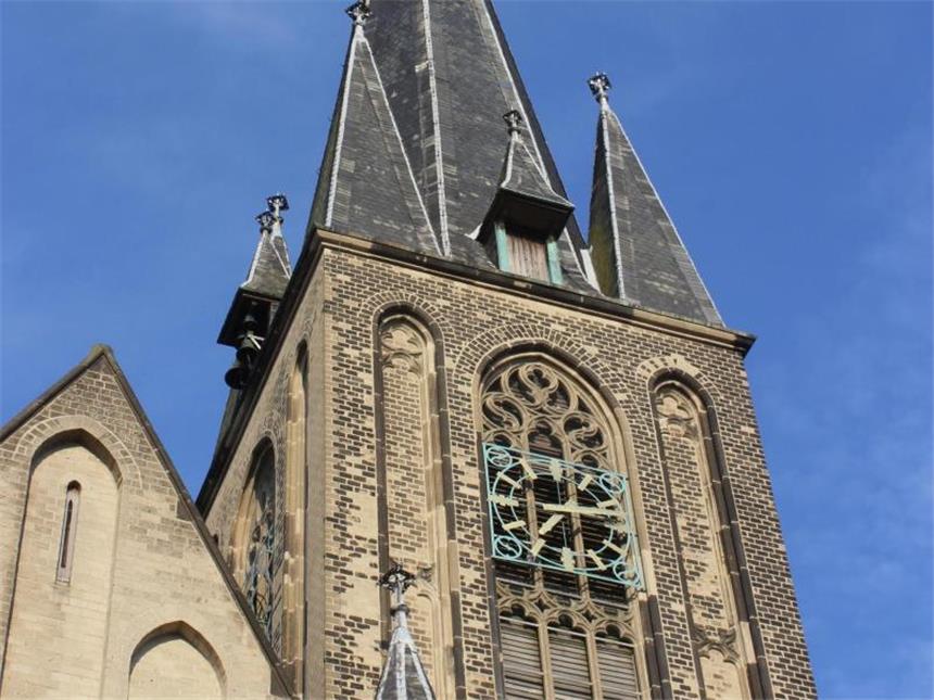Mehr als 7000 Kilogramm wiegen die Glocken im Inneren des Turm der Kirche St. Pankratius. Foto: Bernd F. Meier/dpa-tmn
