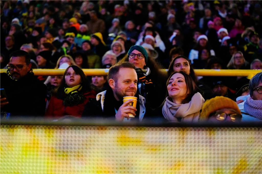 Mehr als 70.000 Menschen haben das BVB-Weihnachtssingen 2024 am Sonntag besucht (8.12.) Auf der Westtribüne waren die Besucherinnen und Besucher bester Stimmung.