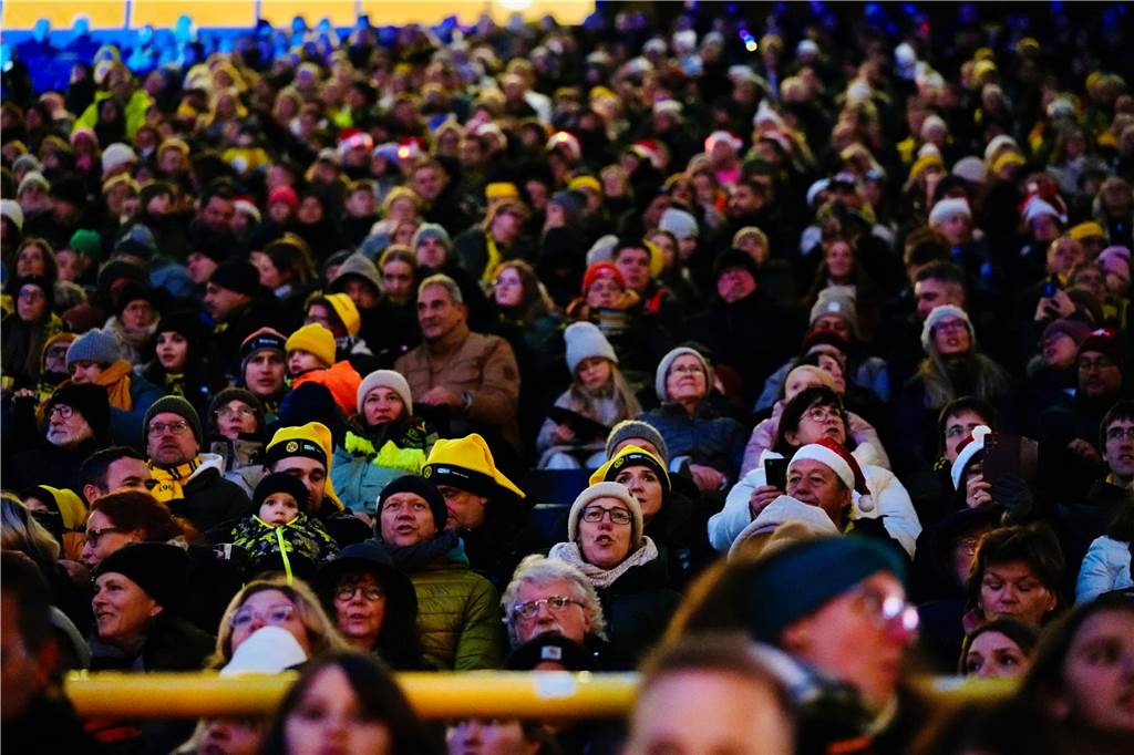 Mehr als 70.000 Menschen haben das BVB-Weihnachtssingen 2024 am Sonntag besucht (8.12.) Auf der Westtribüne waren die Besucherinnen und Besucher bester Stimmung.