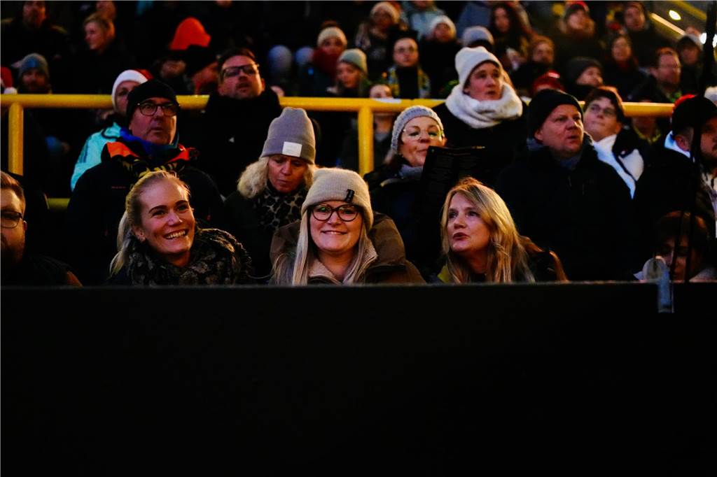 Mehr als 70.000 Menschen haben das BVB-Weihnachtssingen 2024 am Sonntag besucht (8.12.) Auf der Westtribüne waren die Besucherinnen und Besucher bester Stimmung.
