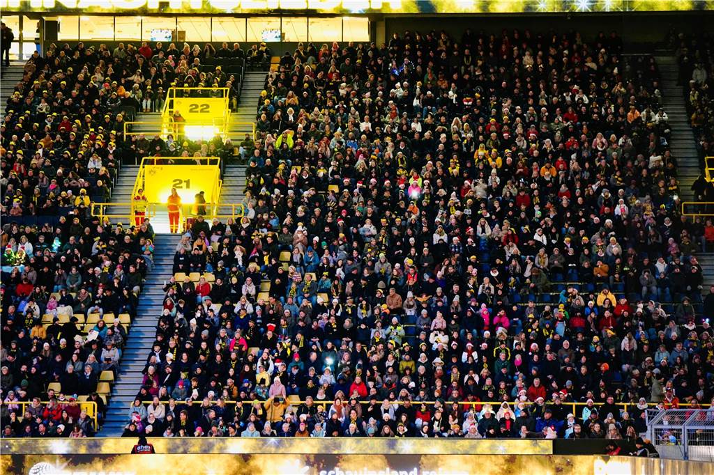 Mehr als 70.000 Menschen haben das BVB-Weihnachtssingen 2024 am Sonntag besucht (8.12.) Auf der Westtribüne waren die Besucherinnen und Besucher bester Stimmung.