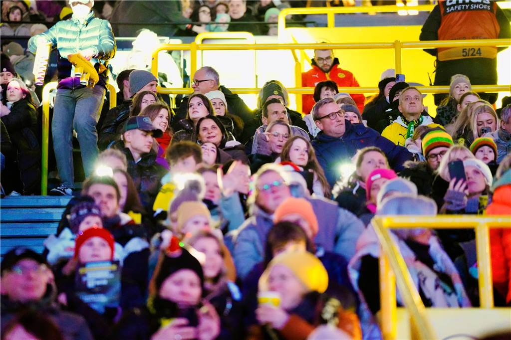 Mehr als 70.000 Menschen haben das BVB-Weihnachtssingen 2024 am Sonntag besucht (8.12.) Auf der Westtribüne waren die Besucherinnen und Besucher bester Stimmung.