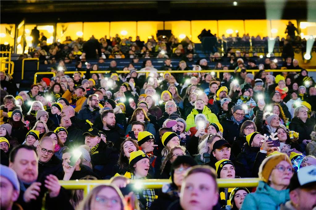 Mehr als 70.000 Menschen haben das BVB-Weihnachtssingen 2024 am Sonntag besucht (8.12.) Auf der Westtribüne waren die Besucherinnen und Besucher bester Stimmung.