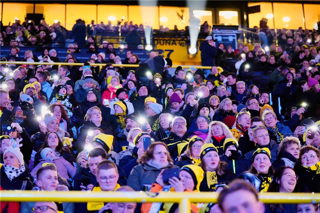 Mehr als 70.000 Menschen haben das BVB-Weihnachtssingen 2024 am Sonntag besucht (8.12.) Auf der Westtribüne waren die Besucherinnen und Besucher bester Stimmung.