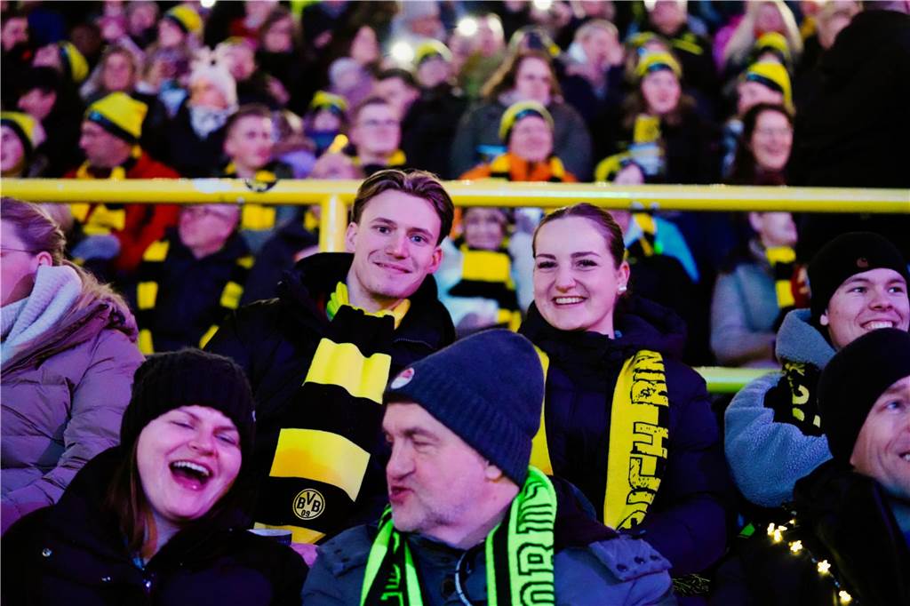 Mehr als 70.000 Menschen haben das BVB-Weihnachtssingen 2024 am Sonntag besucht (8.12.) Auf der Westtribüne waren die Besucherinnen und Besucher bester Stimmung.