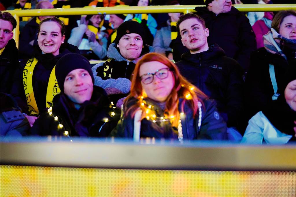 Mehr als 70.000 Menschen haben das BVB-Weihnachtssingen 2024 am Sonntag besucht (8.12.) Auf der Westtribüne waren die Besucherinnen und Besucher bester Stimmung.