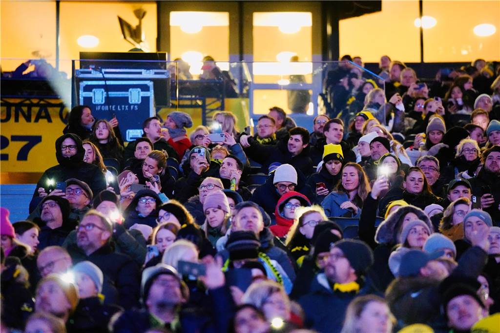 Mehr als 70.000 Menschen haben das BVB-Weihnachtssingen 2024 am Sonntag besucht (8.12.) Auf der Westtribüne waren die Besucherinnen und Besucher bester Stimmung.