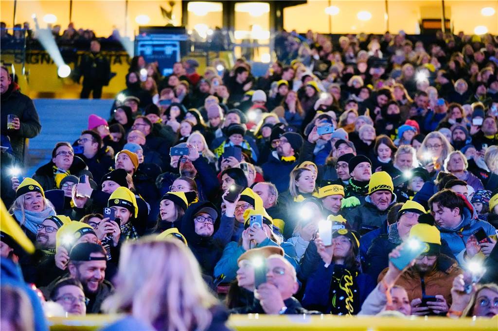 Mehr als 70.000 Menschen haben das BVB-Weihnachtssingen 2024 am Sonntag besucht (8.12.) Auf der Westtribüne waren die Besucherinnen und Besucher bester Stimmung.