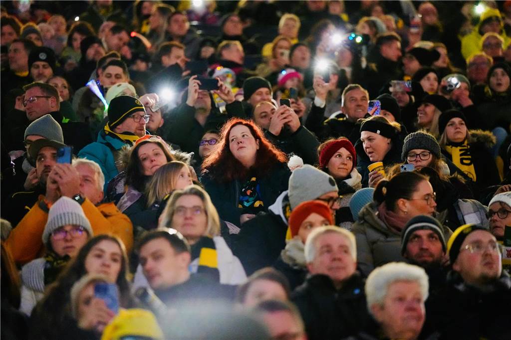 Mehr als 70.000 Menschen haben das BVB-Weihnachtssingen 2024 am Sonntag besucht (8.12.) Auf der Westtribüne waren die Besucherinnen und Besucher bester Stimmung.