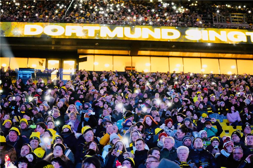 Mehr als 70.000 Menschen haben das BVB-Weihnachtssingen 2024 am Sonntag besucht (8.12.) Auf der Westtribüne waren die Besucherinnen und Besucher bester Stimmung.