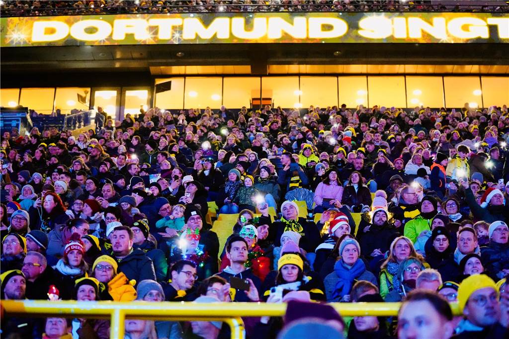 Mehr als 70.000 Menschen haben das BVB-Weihnachtssingen 2024 am Sonntag besucht (8.12.) Auf der Westtribüne waren die Besucherinnen und Besucher bester Stimmung.