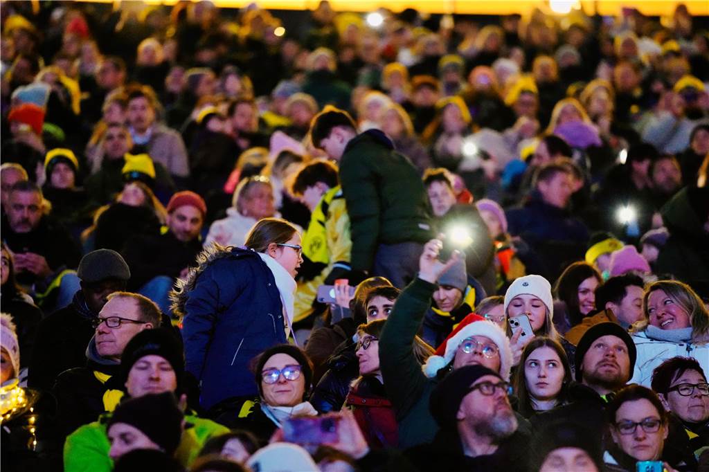 Mehr als 70.000 Menschen haben das BVB-Weihnachtssingen 2024 am Sonntag besucht (8.12.) Auf der Westtribüne waren die Besucherinnen und Besucher bester Stimmung.