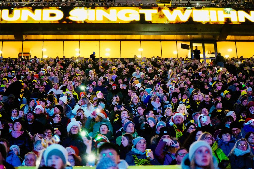 Mehr als 70.000 Menschen haben das BVB-Weihnachtssingen 2024 am Sonntag besucht (8.12.) Auf der Westtribüne waren die Besucherinnen und Besucher bester Stimmung.