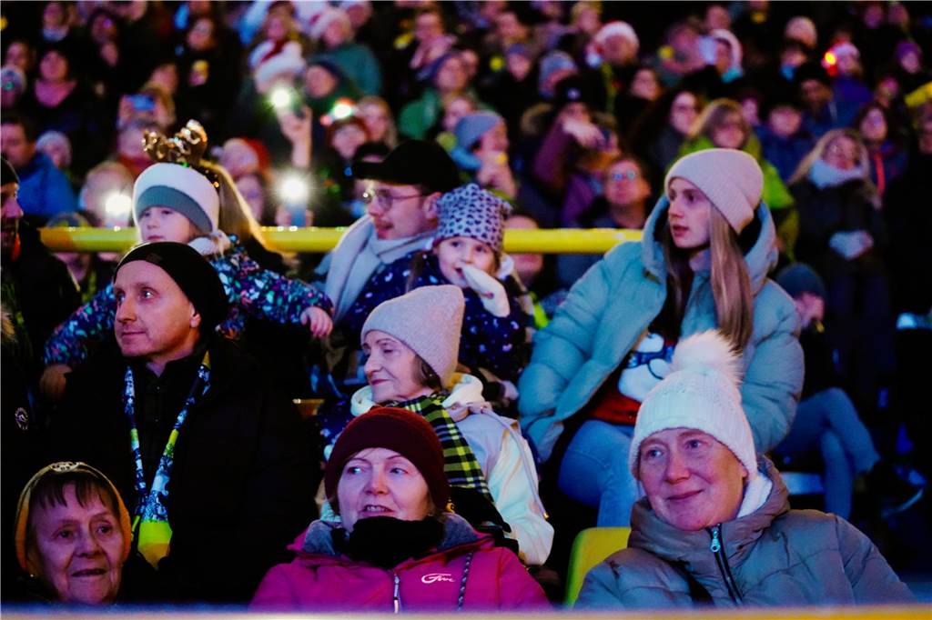 Mehr als 70.000 Menschen haben das BVB-Weihnachtssingen 2024 am Sonntag besucht (8.12.) Auf der Westtribüne waren die Besucherinnen und Besucher bester Stimmung.