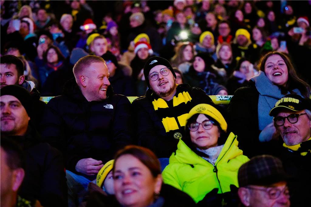Mehr als 70.000 Menschen haben das BVB-Weihnachtssingen 2024 am Sonntag besucht (8.12.) Auf der Westtribüne waren die Besucherinnen und Besucher bester Stimmung.