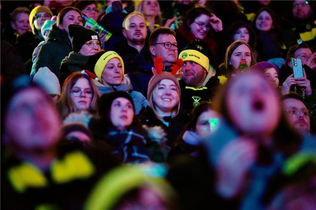 Mehr als 70.000 Menschen haben das BVB-Weihnachtssingen 2024 am Sonntag besucht (8.12.) Auf der Westtribüne waren die Besucherinnen und Besucher bester Stimmung.