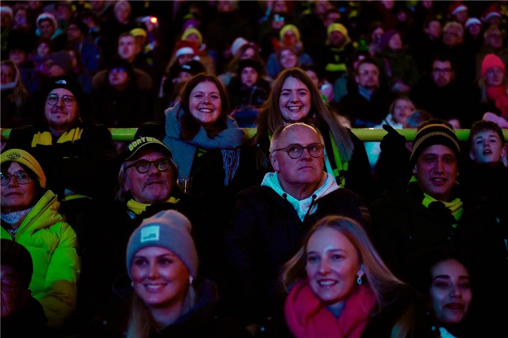 Mehr als 70.000 Menschen haben das BVB-Weihnachtssingen 2024 am Sonntag besucht (8.12.) Auf der Westtribüne waren die Besucherinnen und Besucher bester Stimmung.