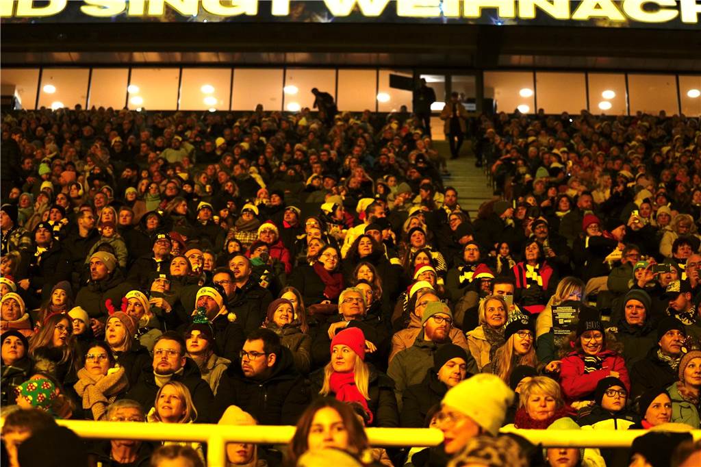 Mehr als 70.000 Menschen haben das BVB-Weihnachtssingen 2024 am Sonntag besucht (8.12.) Auf der Westtribüne waren die Besucherinnen und Besucher bester Stimmung.