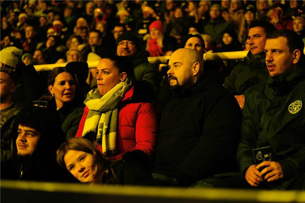 Mehr als 70.000 Menschen haben das BVB-Weihnachtssingen 2024 am Sonntag besucht (8.12.) Auf der Westtribüne waren die Besucherinnen und Besucher bester Stimmung.