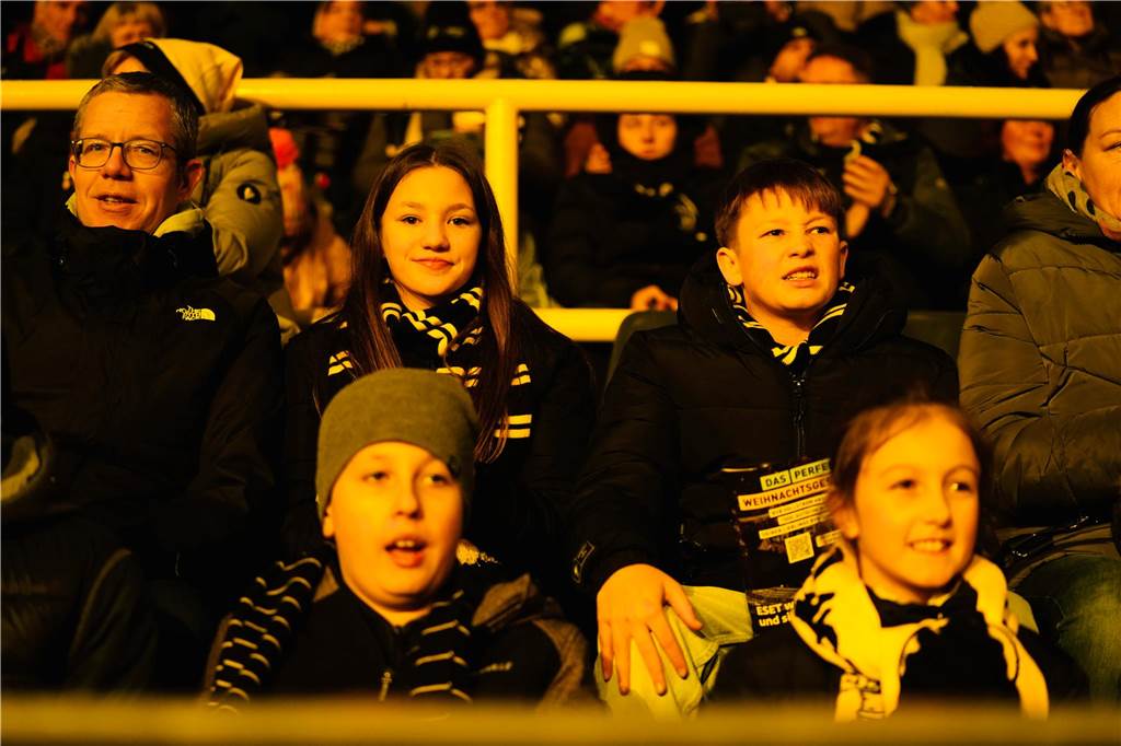 Mehr als 70.000 Menschen haben das BVB-Weihnachtssingen 2024 am Sonntag besucht (8.12.) Auf der Westtribüne waren die Besucherinnen und Besucher bester Stimmung.