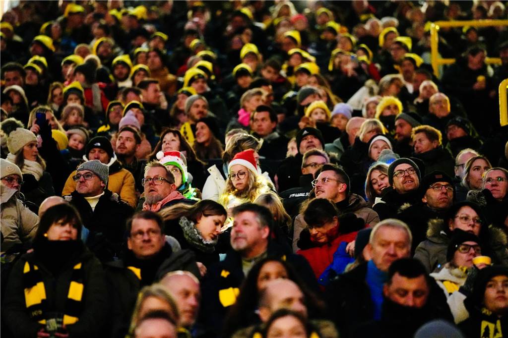 Mehr als 70.000 Menschen haben das BVB-Weihnachtssingen 2024 am Sonntag besucht (8.12.) Auf der Westtribüne waren die Besucherinnen und Besucher bester Stimmung.