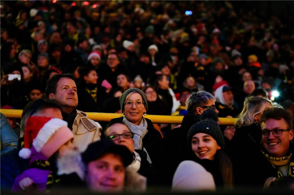 Mehr als 70.000 Menschen haben das BVB-Weihnachtssingen 2024 am Sonntag besucht (8.12.) Auf der Westtribüne waren die Besucherinnen und Besucher bester Stimmung.