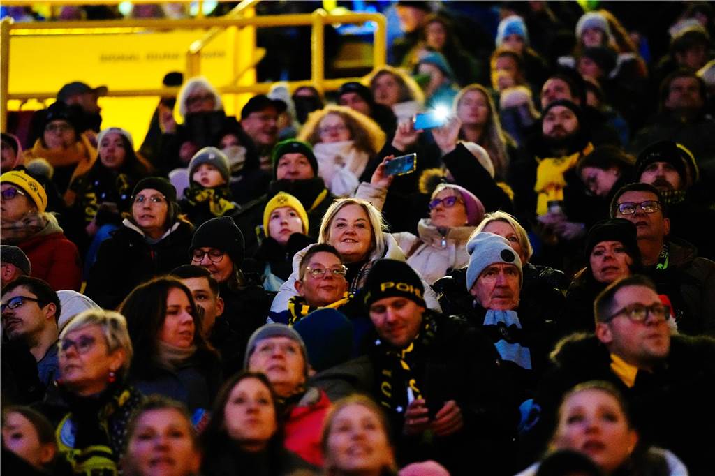 Mehr als 70.000 Menschen haben das BVB-Weihnachtssingen 2024 am Sonntag besucht (8.12.) Auf der Westtribüne waren die Besucherinnen und Besucher bester Stimmung.