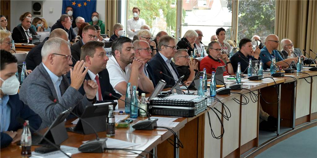 Streit um 4. Beigeordnetenstelle in Lünen: Kungelei und Überlastung im Rathaus Mehr als drei Stunden lang hat der Streit im Lüner Ratssaal um die vierte Beigeordnetenstelle gedauert. Am Ende haben sich Rüdiger Billeb (2. v
. l.) von der SPD und Christoph Tölle (4. v.l.) von der CDU mit ihren Fraktionen durchgesetzt.