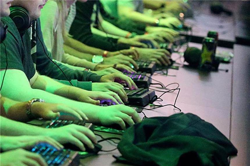 Bitkom: Zahlungsbereitschaft unter Gamern wächst Mehr als ein Drittel der Befragten spricht sich in einer Umfrage für Flatrate-Bezahlmodelle ähnlich wie bei Abos für Filme, Serien oder Musik aus. Foto: Oliver Berg