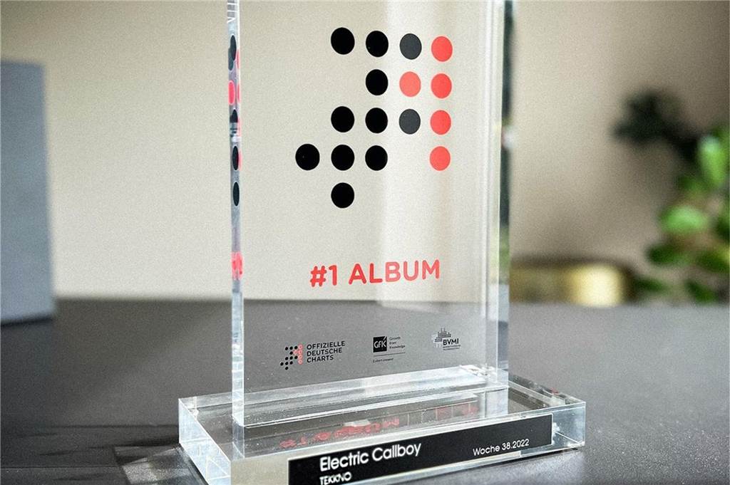 Electric Callboy auf Platz 1 der Charts – aber jetzt kommt das Tour-Aus Mehr als nur eine kleine Trophäe aus Glas: Für Electric Callboy ist es der Dank der Fans für zwei Jahre Arbeit.