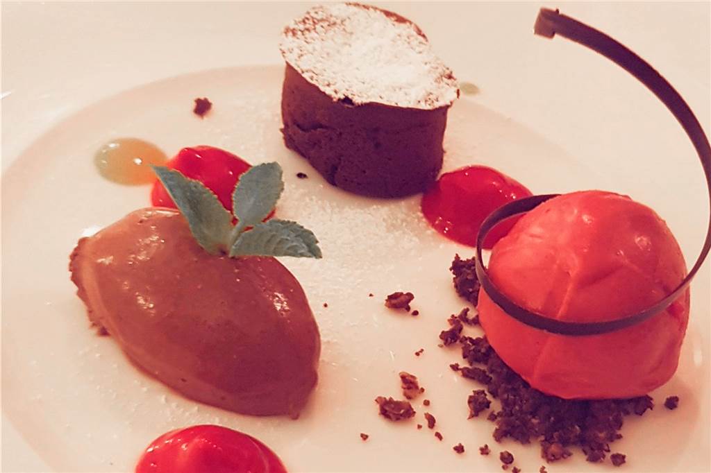 Mehr als Schokoladenkuchen, das Dessert mit Himbeereis und Mousse macht auch optisch Eindruck.