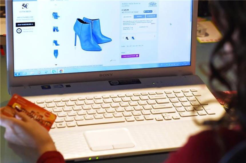 Große Mehrheit der Bundesbürger nutzt das Internet Mehr als zwei Drittel der Internetnutzer bestellen Kleidung und Sportartikel online. Foto: Jens Kalaene