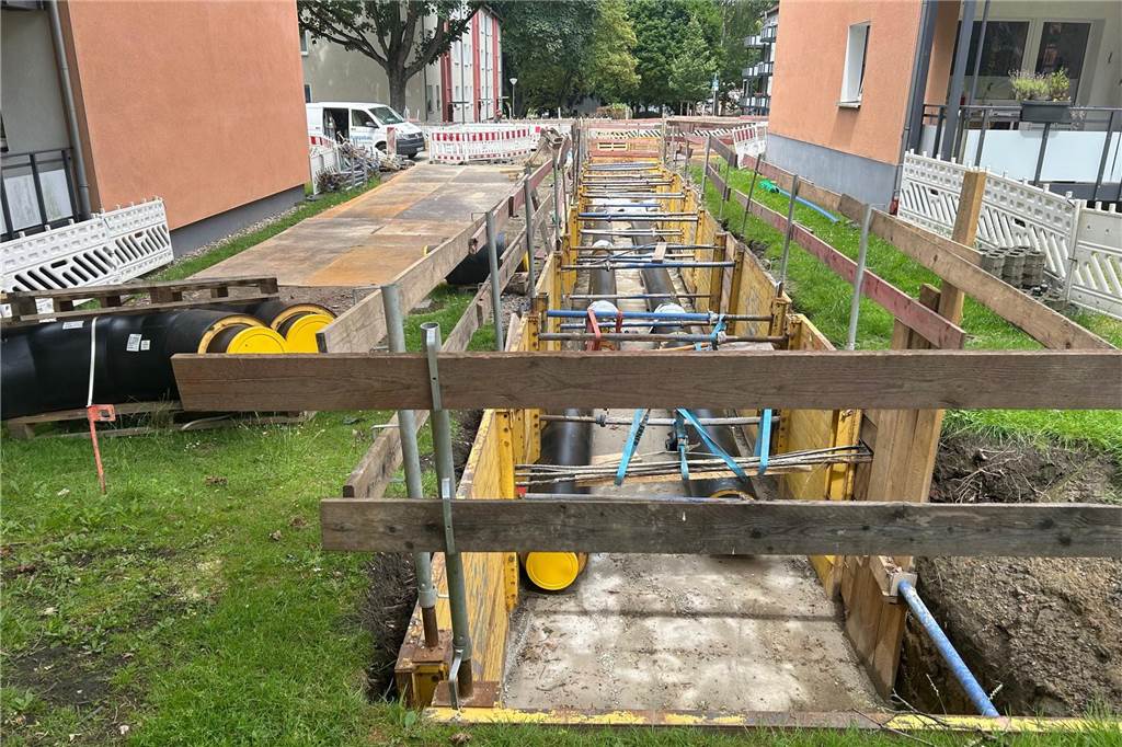 Große Sorgen um alte Bäume im Kreuzviertel Mehr als zwei Meter breit sind die Gräben, die sich für den Bau der Fernwärmeleitung aktuell durch Teile des Kreuzviertels ziehen, wie hier nahe der Metzerstraße.