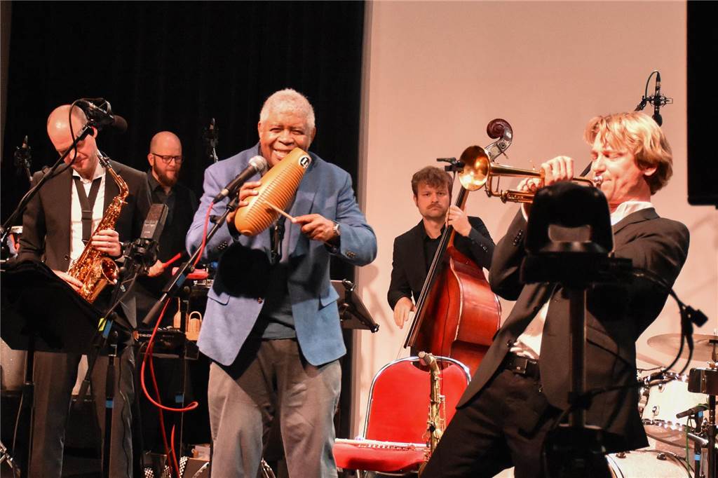 Jazz-Links und Familientreffen: Konzert mit Roger Glenn füllt Tonhalle Matthias Beckmann beim Solo.