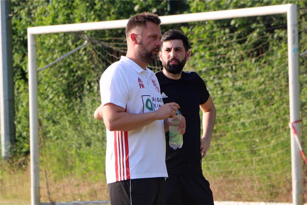 Wegener fordert Mut: „Dann werden wir wieder eine ordentliche Saison spielen" Mehr denn je zuvor muss das Trainerduo Frank Wegener (l.) und Cihan Bolat nach der langen Pause Wert auf eine dosierte Vorbereitung setzen.